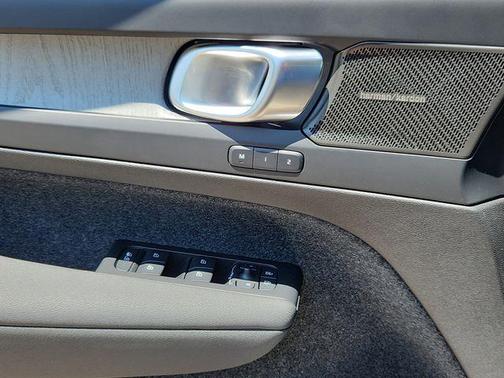 2025 Volvo XC40 B5 Ultra Bright Theme