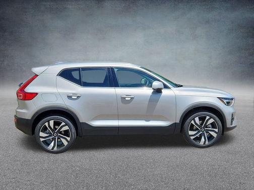 2025 Volvo XC40 B5 Ultra Bright Theme