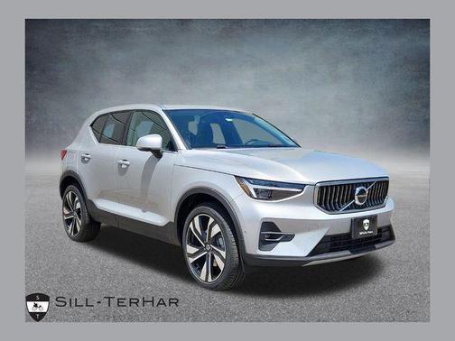 2025 Volvo XC40 B5 Ultra Bright Theme