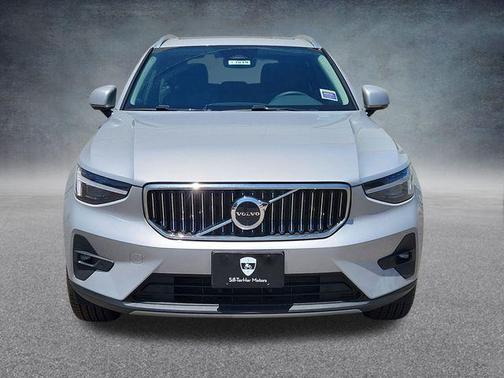 2025 Volvo XC40 B5 Ultra Bright Theme