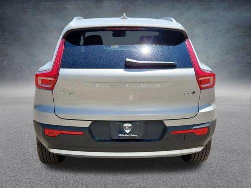 2025 Volvo XC40 B5 Ultra Bright Theme