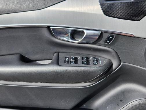 2022 Volvo XC90 T5 Momentum 7 Passenger