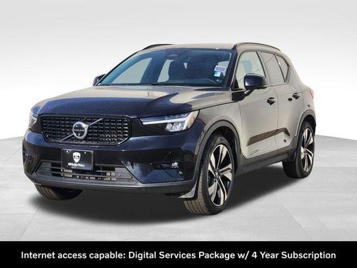 Onyx Black Metallic 2025 Volvo XC40 B5 Plus Dark Theme