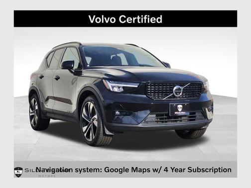 Onyx Black Metallic 2025 Volvo XC40 B5 Plus Dark Theme