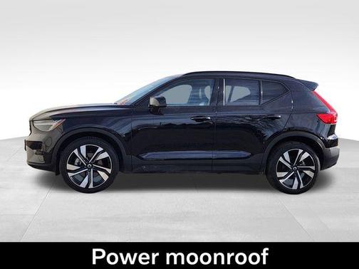 Onyx Black Metallic 2025 Volvo XC40 B5 Plus Dark Theme