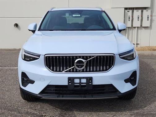 2025 Volvo XC40 B5 Ultra Bright Theme