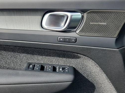 2025 Volvo XC40 B5 Ultra Bright Theme
