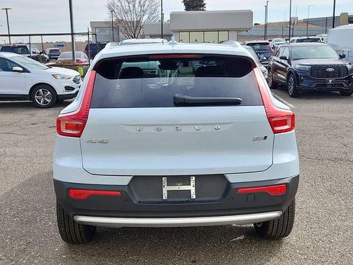 2025 Volvo XC40 B5 Ultra Bright Theme