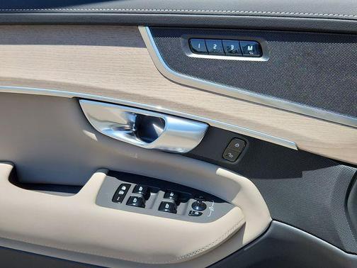 2025 Volvo XC90 B5 Core