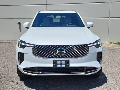 2025 Volvo XC90 B5 Core