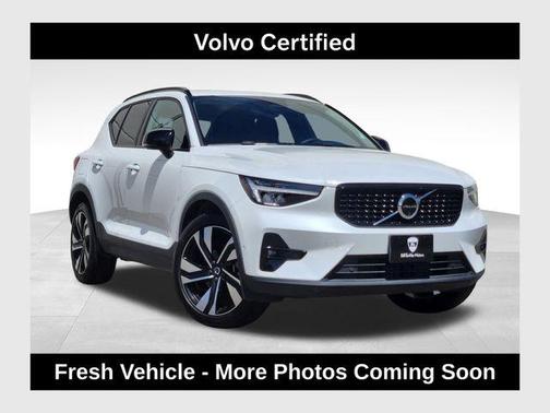 Crystal White Pearl 2025 Volvo XC40 B5 Plus Dark Theme