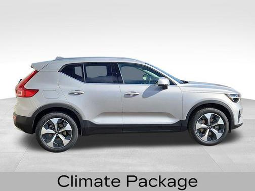 2025 Volvo XC40 B5 Core Bright Theme