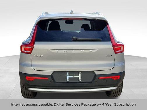 2025 Volvo XC40 B5 Core Bright Theme