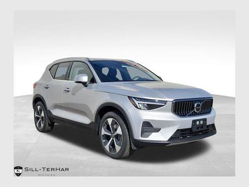 2025 Volvo XC40 B5 Core Bright Theme