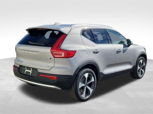 2025 Volvo XC40 B5 Core Bright Theme