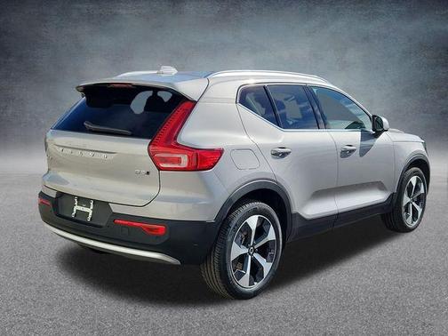 2025 Volvo XC40 B5 Core Bright Theme