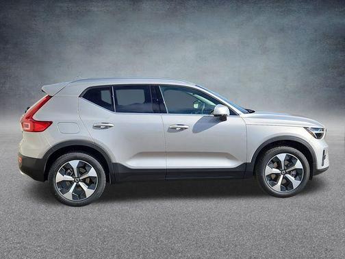 2025 Volvo XC40 B5 Core Bright Theme