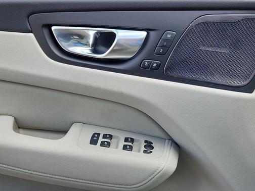 2025 Volvo XC60 Plug-In Hybrid T8 Plus