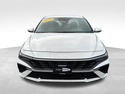 2024 Hyundai ELANTRA SE