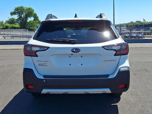 Crystal White Pearl 2024 Subaru Outback Limited