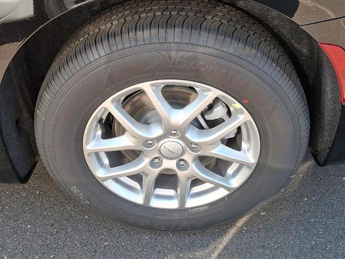 Diamond Black 2027 Chrysler Pacifica SELECT
