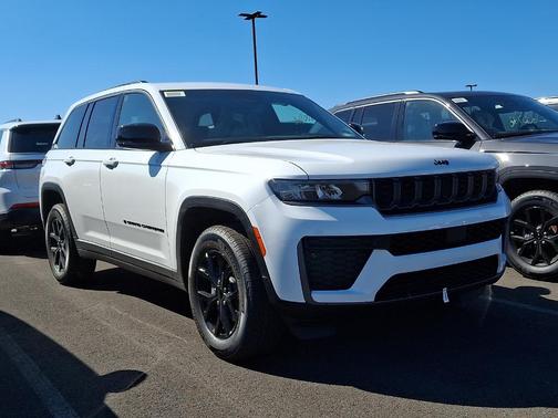 Bright White Clearcoat 2026 Jeep Grand Cherokee Altitude 4x4