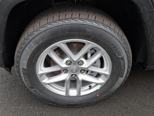 Metallic 2026 Jeep Grand Cherokee Altitude 4x4