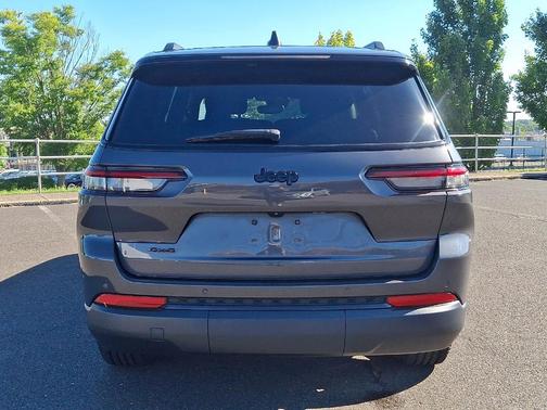 Baltic Gray Clearcoat Metallic 2023 Jeep Grand Cherokee L Laredo