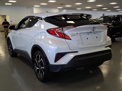Blizzard Pearl 2021 Toyota C-HR XLE