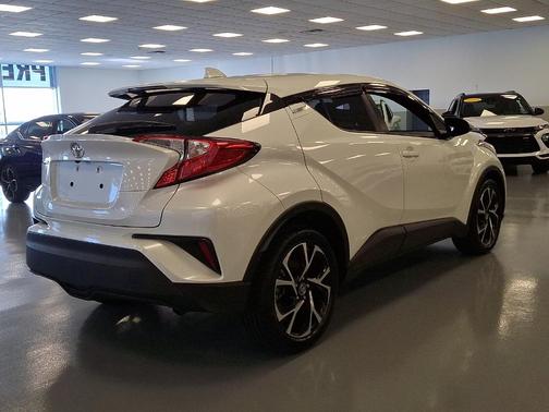 Blizzard Pearl 2021 Toyota C-HR XLE