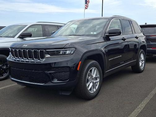 Diamond Black 2026 Jeep Grand Cherokee Laredo X 4x4