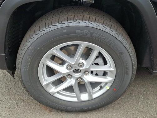 Diamond Black 2026 Jeep Grand Cherokee Laredo X 4x4
