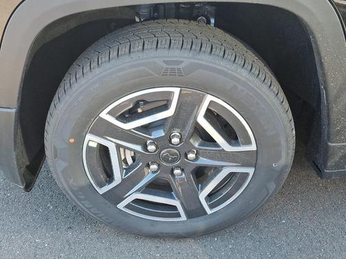 Diamond Black 2026 Jeep Cherokee LAREDO/LIMITED
