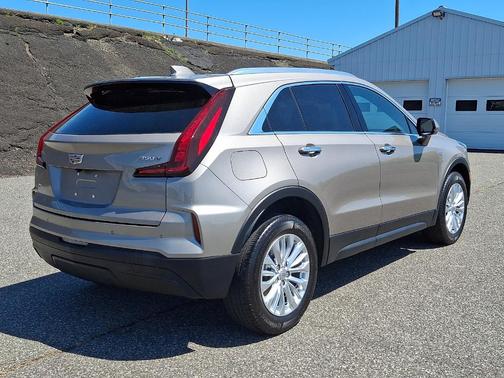 Latte 2024 Cadillac XT4 Luxury