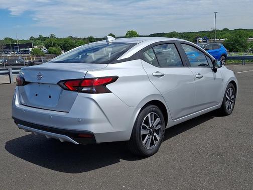 Brilliant Silver Metallic 2025 Nissan Versa 1.6 SV