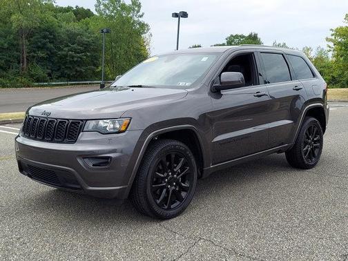 Photo 3 of 33 of 2020 Jeep Grand Cherokee Altitude