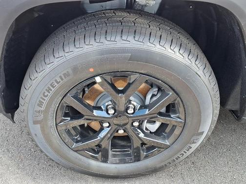 Bright White Clearcoat 2026 Jeep Grand Cherokee Altitude 4x4