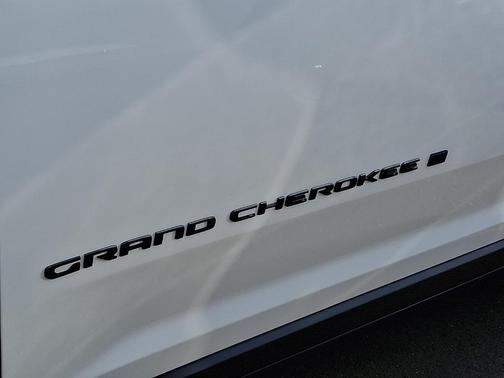 Bright White Clearcoat 2026 Jeep Grand Cherokee Altitude 4x4
