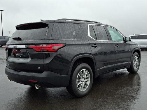 Mosaic Black Metallic 2023 Chevrolet Traverse LT Cloth