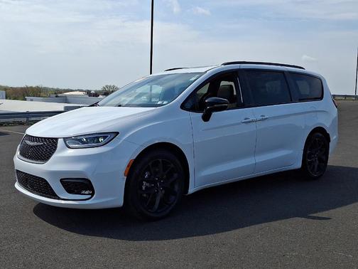 Bright White Clearcoat 2024 Chrysler Pacifica Limited