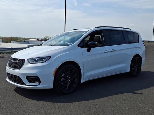 Bright White Clearcoat 2024 Chrysler Pacifica Limited
