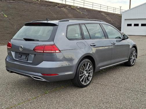 Platinum Gray Metallic 2019 Volkswagen Golf SportWagen 1.4T SE