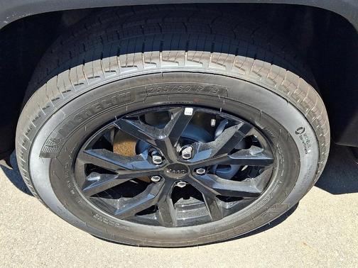 Diamond Black 2026 Jeep Grand Cherokee Altitude 4x4