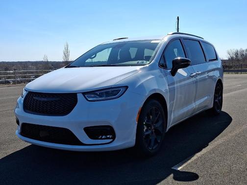 Bright White Clearcoat 2026 Chrysler Pacifica Select