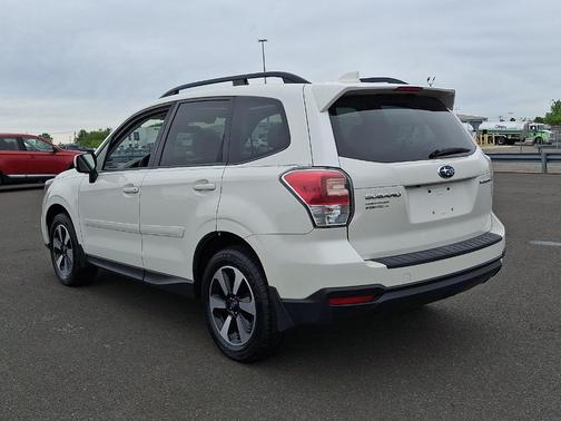Crystal White Pearl 2018 Subaru Forester 2.5i Premium