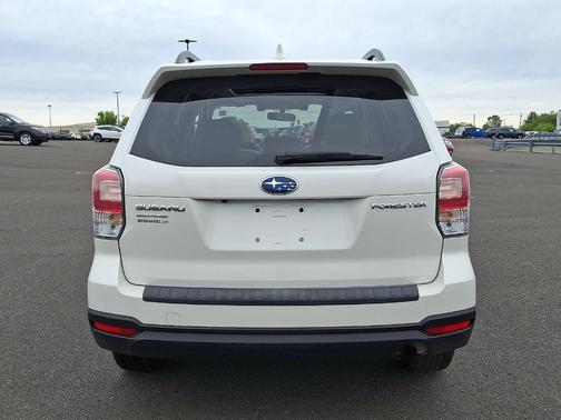 Crystal White Pearl 2018 Subaru Forester 2.5i Premium