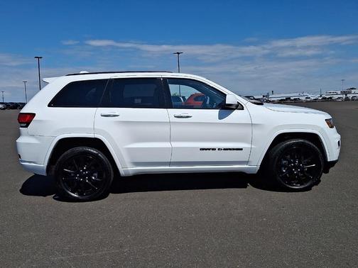 Bright White Clearcoat 2021 Jeep Grand Cherokee Laredo