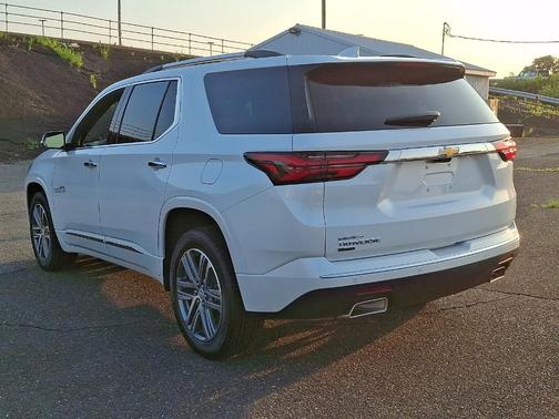 Iridescent Pearl Tricoat 2024 Chevrolet Traverse Limited High Country