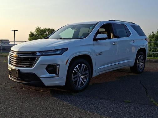 Iridescent Pearl Tricoat 2024 Chevrolet Traverse Limited High Country