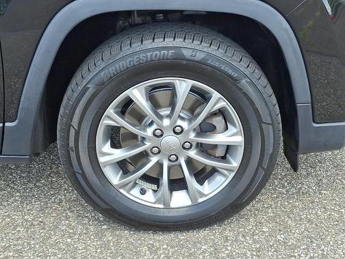 Diamond Black Crystal Pearlcoat 2020 Jeep Cherokee Latitude Plus